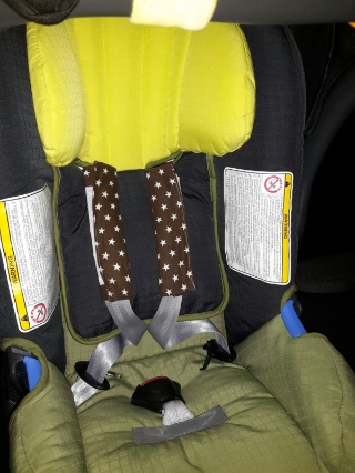 Gurtschoner fuer Kinderautositz Kundenfoto Gurtschoner fuer Kinderautositz Kundenfoto